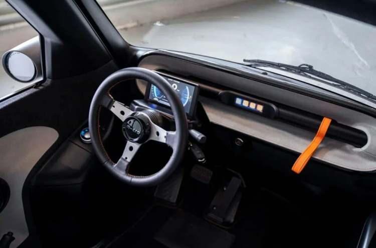 <p>Aracın elektrik motoru 17 hp güç ve 118 Nm tork üretebiliyor. Bataryalar hariç ağırılığı 435 kilogram olan Microlino 0'dan 50 kilometre hıza 5 saniye ulaşıyor. Modelin azami hızıysa 90 kilometre.</p>