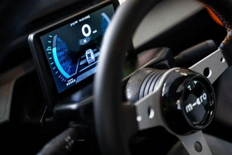 <p>Araçta 6 kWsa, 10.5 kWsa ve 14 kWsa olarak üç farklı batarya seçeneği sunuluyor. Bu bataryaların sırasıyla 95 km, 175 km ve 230 km menzil sağlayabiliyor. Bataryaların yüzde 80 şarja ulaşması 3-4 saat aralığında sürüyor.</p>
