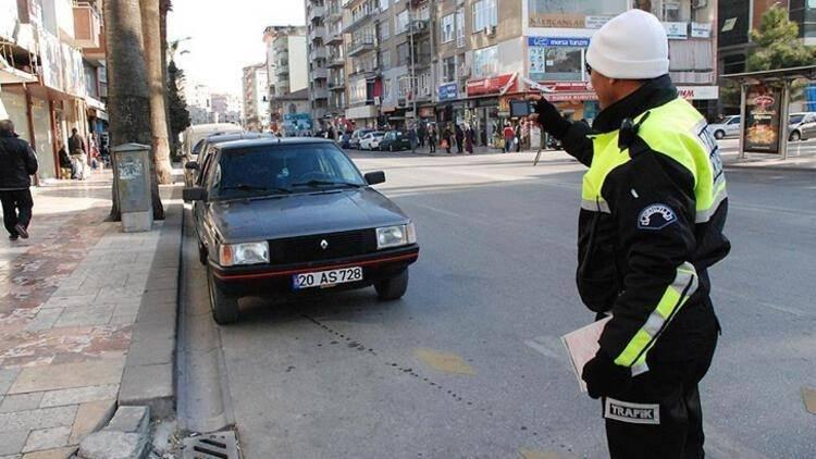 <p>Kahramanmaraş 2.Sulh Ceza Mahkemesinde görülen davada, otomobil sürücüsüne yazılan ceza ve o sırada polis ekiplerince çekilen fotoğraf incelendi.</p>
