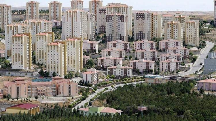 <p>Öyle ki, başlangıçta bir aylık kira bedeli üzerinden hesaplanan kira depozitosu, kira sözleşmesinin sonunda bir bakmışsınız, iki aylık kira bedeline denk geliyor. Kira güvencesi, nakit para yerine teminat senedi, menkul kıymetler, örneğin hisse senedi, tahvil, banka bonoları, hatta sukuklar da verilebilir.</p>