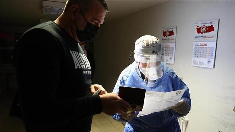 <p><strong>12) NEDEN ZORUNLU TEST UYGULAMASINA GİDİLDİ?</strong><br />
<br />
Çalışma ve Sosyal Güvenlik Bakanlığı’nın yayınladığı genelgede zorunlu test uygulamasının nedeni, “COVID-19 aşısı tamamlanmamış çalışanların varlığı, işyerlerinde iş sağlığı ve güvenliğinin sağlanmasını güçleştirmekte, diğer çalışanların mevcut sağlık ve güvenlik şartlarını kötüleştirerek çalışma barışını bozmaktadır” diyerek açıklandı.</p>