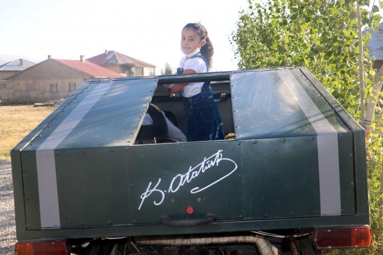 <p>Karahan, 'Hummer'a benzettiği aracının 20 litre benzinle yaklaşık 150 kilometre gidebildiğini söyledi.</p>

<p> </p>
