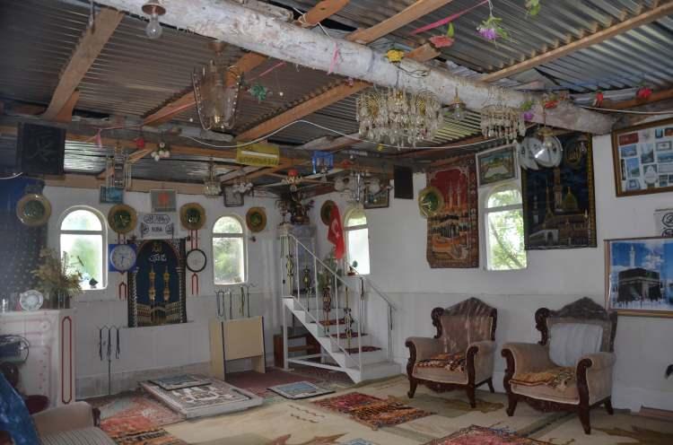 <p>Çok heves ettim. Her bir minare eşkıyalar, inanmayanlar için bir kılıç gibidir. Bafra’ya dönersem gücüm yettiğince 10 minareli bir mescit yapma kararı aldım. 10 direk bulduk. Bir de vinç aldım.</p>
