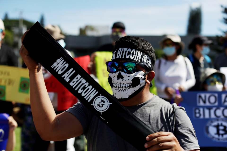 <p>Bitcoin dün itibariyle ülkede yasal para birimi olarak kullanılmaya başlarken, 1 günde 52 bin dolardan 43 bin doların altına düştü. Bitcoin’in yaklaşık 1 ayın en düşük seviyesine düşmesinin ardından ülkede protestolar patlak verdi. Başkent San Salvador’da Bitcoin’in yasal bir ödeme aracı olarak kullanımını protesto edenler sokaklara döküldü. Hükümet karşıtı sloganlar atan protestocular, caddeleri kapatarak lastikleri ateşe verdi ve havai fişek patlattı.</p>

