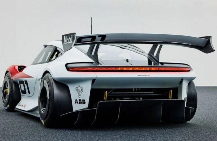<p>Yönetim Kurulu Başkanı Oliver Blume, "Porsche hayallerini gerçekleştiren insanların markasıdır. Bu motorsporları için de geçerli. Yenilikçi gücümüzü yarış pistinde deneyimliyor, yeni alanları zorlama cesareti gösteriyor ve hassas araçlara spor performansı ekliyoruz" dedi.</p>
