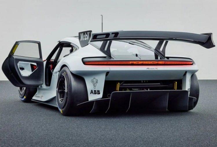 <p>Porsche gövdenin doğal elyaf takviyeli plastikten yapıldığını, ayrıca aynı malzemenin iç mekanda da büyük ölçüde görülebildiğini belirtiyor. </p>

<p> </p>
