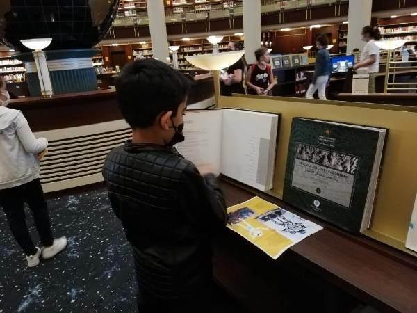 <p>Kütüphanedeki atölyelerde ebru ve kitap ayracı etkinliklerine katılan çocuklar, keşif, tasarım ve teknoloji atölyesinde de robotlar ile kodlama hakkında eğitim aldı. Yerli yazılımlı robotla top oynayan çocuklar, Çocuk Kütüphanesi'ndeki kitapları da inceledi.</p>
