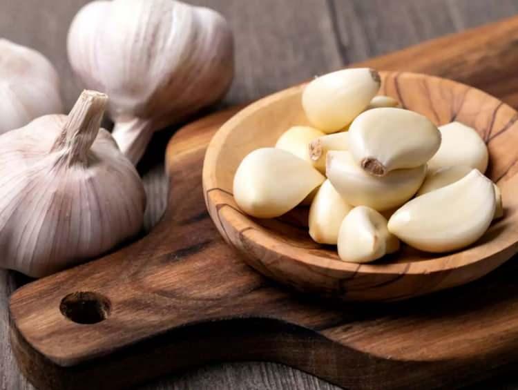 <p><strong>SARIMSAK</strong></p>
<p><strong>Vücuttaki iltihabı atmada etkili olan sarımsak bazı kimselerde bu faydayı sağlamaz. İçeriğinde yüksek oranda antioksidan maddeler içerdiğinden cilt yüzeyinde tahrişe, mide duvarında zayıflığa, cil yüzeyinde şişmeye ve karın ağrısına neden olur. </strong></p>