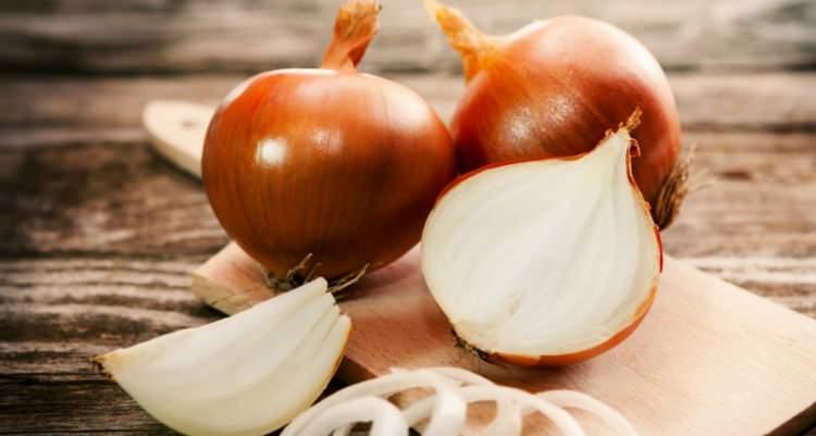 <p><strong>KURU SOĞAN</strong></p>
<p><strong>Yüksek orana kükürt üçeren soğan, fazla tükettildiğinde ishal, karın ağrısı, bağırsak fonksiyonlarında bozukluk, kırgınlık ve vücut iltihabı yaşanır. </strong></p>