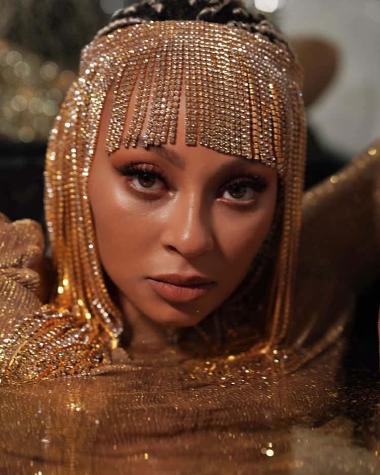 <p><span style="color:#EE82EE"><strong>Bazı hayranları genç kadını dünyaca ünlü yıldız Rihanna'ya benzetti. </strong></span></p>
