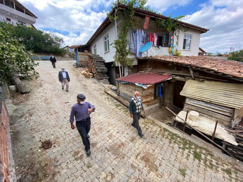 <p>Maske, mesafe ve temizlik kurallarına uyulduğu köyde yaşayanlar, aşılarını yaptırarak koronavirüse karşı kalkan oluşturdu.</p>

<p> </p>
