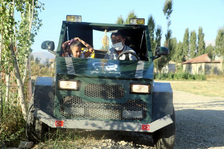 <p>Karahan, 750 kilo ağırlığında, 25 beygir gücüne sahip ve 60 kilometre hıza ulaşabilen aracın yapımını 1,5 yılda bitirdi. </p>