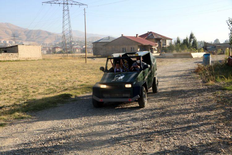 <p>Hakkari'nin Yüksekova ilçesinde, inşaat işçisi Mehmet Şerif Karahan (38), yaklaşık 40 bin lira harcayarak hurda parçalardan araç yaptı. </p>