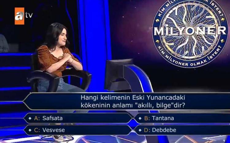 <p><span style="color:#000080"><strong>Yarışmaya Alanya'dan katılan 19 yaşındaki tıp fakültesi öğrencisine ''Hangi kelimenin Eski Yunancadaki kökeninin akıllı, bilgedir?'' sorusu yöneltildi.</strong></span></p>
