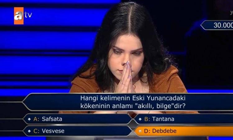<p><span style="color:#B22222"><strong>Genç yarışmacı 30.000 TL değerindeki soruda çift joker hakkını kullansa da elenmekten kurtulamadı.</strong></span></p>