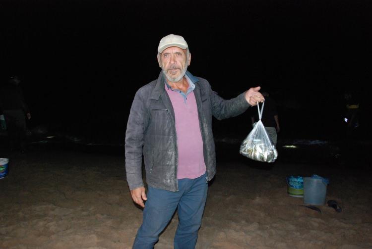 <p>Şen, "Ben de bu akşam yaklaşık 40 kilo balık topladım. Kendim denizciyim ama şimdiye kadar böyle bir şey görmedim. Büyüklerimiz 20 yıl önce böyle bir şey olduğunu söylüyor ama bu kadar da değilmiş. Bu akşam yüzlerce kişi balığa doydu." dedi.</p>
