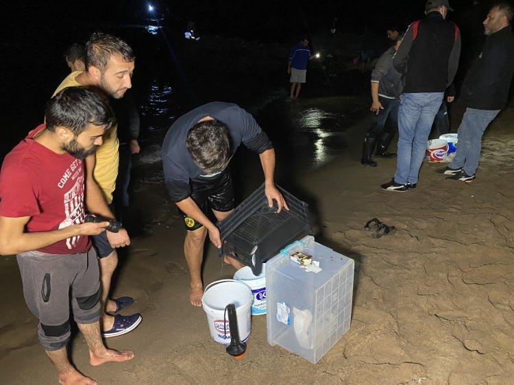 <p>Uzun yıllar denizcilik yapan Ramazan Şen ise, “Havanın birden soğuması ve poyraz esmesiyle beraber balık derinde daha soğuk olduğu için sığ sulara, kumlara doğru gelip kendini dışarıya attı yani</p>