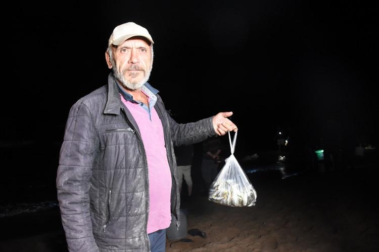 <p>Sahilden kovalar dolusu balık toplayan vatandaşlar evlerinin yolunu tutarken, birçok vatandaşın da sahil kıyısındaki balık nöbeti devam etti.</p>