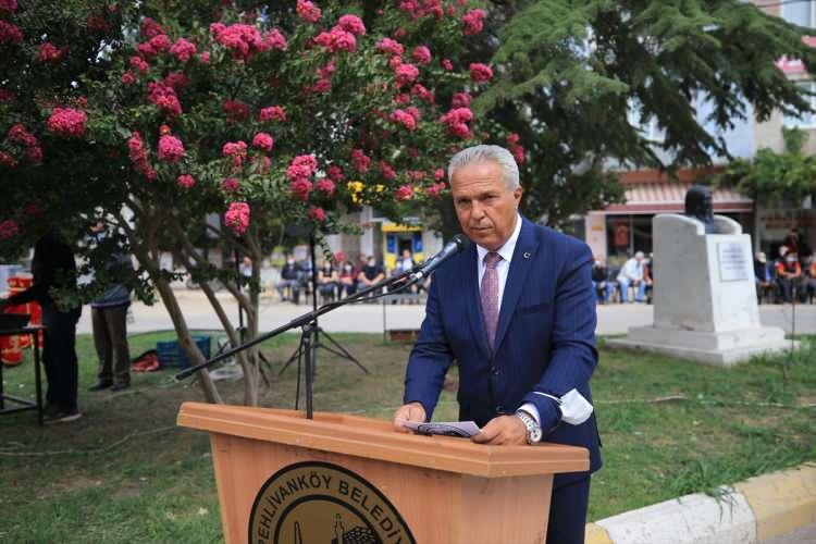 <p>Kırklareli Valisi Osman Bilgin, burada yaptığı konuşmada milletlerin, tarihleriyle, geçmişleriyle geleceğe hayatlarını yansıtarak millet olduklarını söyledi.</p>
