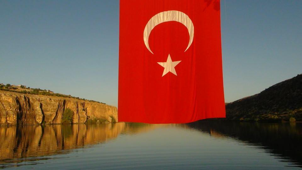 <p>Gençler, özel olarak yaptırdıkları 96 metrekarelik Türk bayrağını kanyonun ortasına asmak için harekete geçti. </p>
