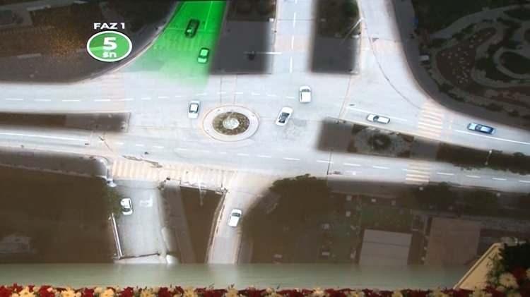 <p>Kamera, loop dedektör, sensörler ve görüntü işleme teknolojileri de kullanılarak kavşaklardan gelen araç yoğunluğu bilgisiyle sonraki kavşaklardaki araç yoğunluğu bilgisiyle trafik ışıklarının süreleri anlık olarak belirliyor. </p>