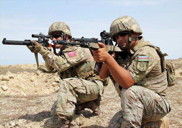 <p>Azerbaycan Savunma Bakanlığından yapılan açıklamada, tatbikatta yer alan komandoların temsili düşmanın terör ve sabotaj gruplarını etkisiz hale getirilmesi ve geçici üslerini imha edilmesi görevlerini icra ettiği belirtildi.</p>

<p> </p>
