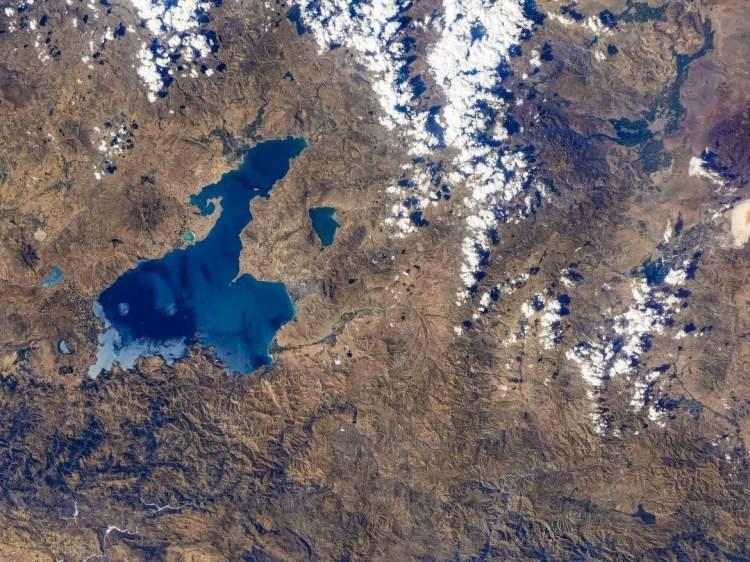 <p>Van Gölü ile birlikte 3 farklı göl fotoğrafı da çeken astronot, bu görselleri paylaştı.</p>
<p>Büyük beğeni alan Van Gölü fotoğrafına, “Uzaydan bakıldığında, göğe doğru süzülen bir anka kuşunu andırıyor” yorumu yapıldı.</p>