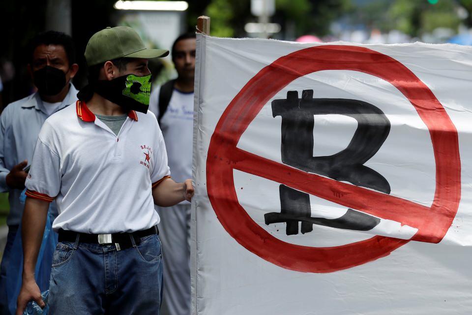 <p>Sol, Bitcoin'in ulusal para birimi olmaya uygun olmadığını ve söz konusu geçişin aceleye getirildiğini ifade ederek, "Bitcoin yasası neredeyse hiç tartışma olmadan Kongre’de onaylandı. Geçmesi sadece 5 saat sürdü. Kripto para birimi veya Bitcoin düşmanı değiliz ancak işletmelerin ödemede Bitcoin'i kabul etme zorunluğu olması gerektiğini düşünmüyoruz. Devlet bu ödemeleri destekliyor ve riski üstleniyor ama günün sonunda bu para biz vergi mükelleflerinden çıkıyor” diye konuştu.</p>

