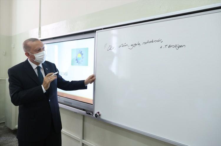 <p>Cumhurbaşkanı Recep Tayyip Erdoğan, Sultanahmet Mesleki ve Teknik Anadolu Lisesi'nde 2021-2022 Eğitim Öğretim Yılı Açılış Programı'na katıldı.</p>
