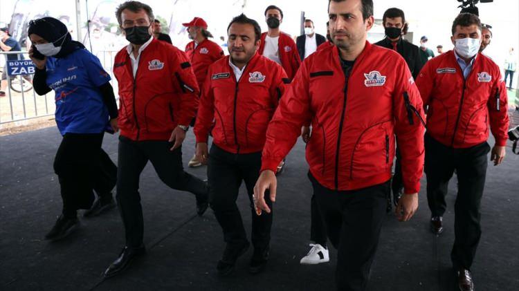 <p>Bayraktar, insansız savaş uçaklarının gelecekte otomatik agresif manevra yapması ve hedeflerini tespit etmesiyle alakalı bu yarışmayı 4 yıldır gerçekleştirdiklerini bildirdi.</p>
