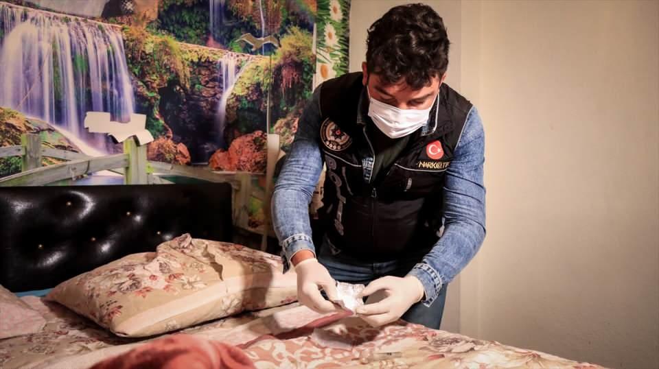 <p>Operasyonda kapılar "koçbaşı" ile kırılarak evlere girildi ve arama yapıldı. Narkotik dedektör köpeklerinin de katıldığı operasyonda, uyuşturucu ticareti yaptığı belirlenen çok sayıda kişi yakalandı.</p>
<p> </p>