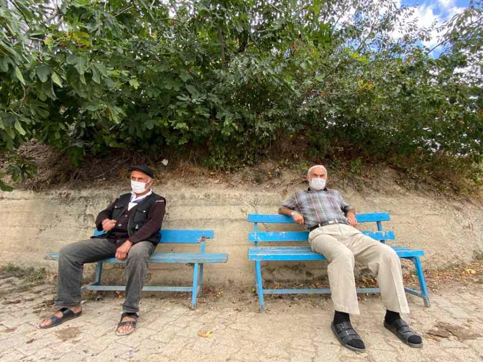 <p>32 haneli, 50 nüfuslu köy ‘mavi köy’ olarak biliniyor. Maske, mesafe ve temizlik kurallarına herkesin uyduğu köyde yaşayanlar, aşılarını tam olarak yaptırıp, koronavirüse karşı kalkan oluşturdu.</p>

<p> </p>
