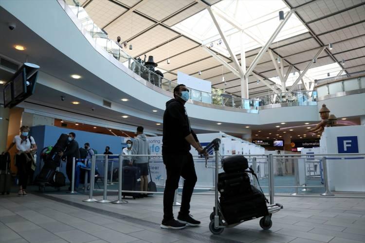 <p>Kanada’nın resmi duyurularının yapıldığı internet sitesinden yapılan açıklamada, 17 ay önce zorunlu olmayan geçişler için getirilen sınır kısıtlamalarının, Kanada Federal Sağlık Bakanlığınca onaylanmış Kovid-19 aşılarından herhangi birinden iki dozu yaptırmış olanlar için kaldırıldığı duyuruldu.</p>

<p> </p>
