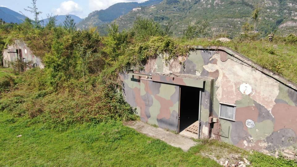 <p>Yaklaşık 47 bin metrekare bir arazi. Bu arazinin içinde 8 tane hangar var. Bu hangarların içine tırlar girebiliyor. Füzeleri yükleme, çıkarma açısından önemli. Bir futbol sahası ve eğitim alanı ile askeri yemekhanenin bulunduğu alanlar yer alıyor. </p>