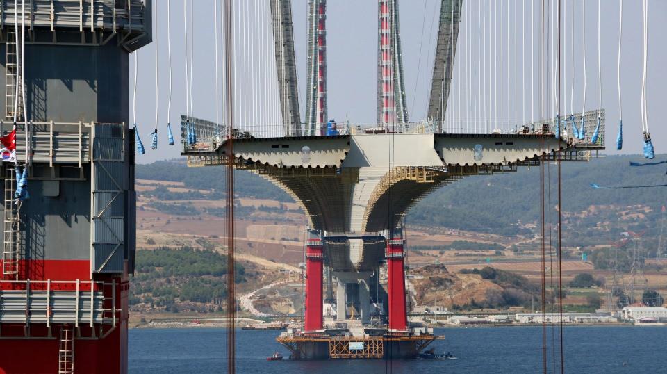 <p>Çanakkale Deniz Zaferi'nin kazanıldığı tarih olan 18 Mart'ı simgeleyen 318 metre yüksekliğindeki kulelere sahip 1915 Çanakkale Köprüsü'nün açılışı da Zafer'in 107'nci yıl dönümünün kutlanacağı 18 Mart 2022'de yapılacak. </p>
