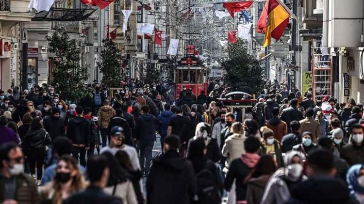 <p><strong>Türkiye:</strong> Sağlık bakanlığı 16 Ağustos’ta yaptığı açıklamada, Sinovac aşısı ile aşılanan kişilere ek bir Pfizer dozu alınmasını önerdiklerini açıkladı. Türkiye’de Sinovac aşısı olanlara üçüncü doz mRNA aşısı öneriliyor.</p>