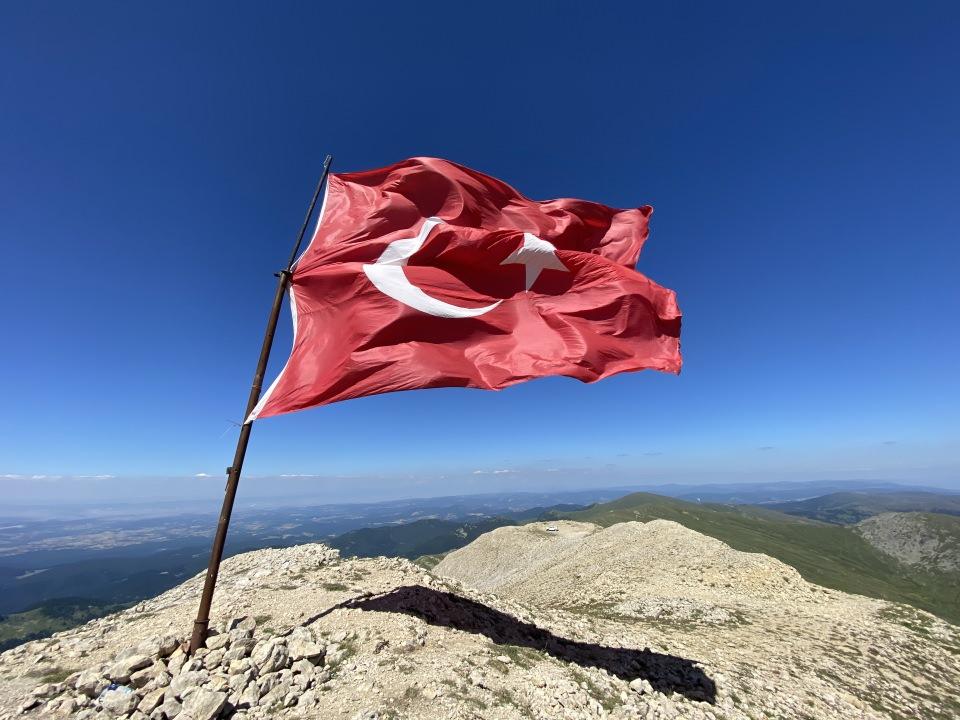 <p>Eşi Melike Semra Sarıcıoğlu ve bazı yakınlarıyla yola çıkan Sarıcıoğlu, otomobiliyle yolun bir bölümünü geçti.<br />
Sarıcıoğlu, aracıyla daha fazla ilerleyemeyince traktörü olan arkadaşı Sefa Bostan'dan yardım istedi.</p>
<p> </p>