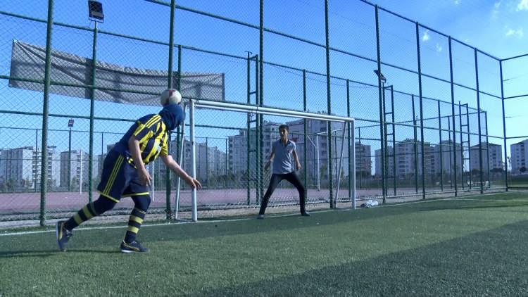 <p>Sur ilçesinde doğup büyüyen ve 6 yaşından bu yana koyu Fenerbahçeli olan Azize Ay, 39 yıllık futbol hayalini 4 yıl önce profesyonelliğe dönüştürdü. </p>
