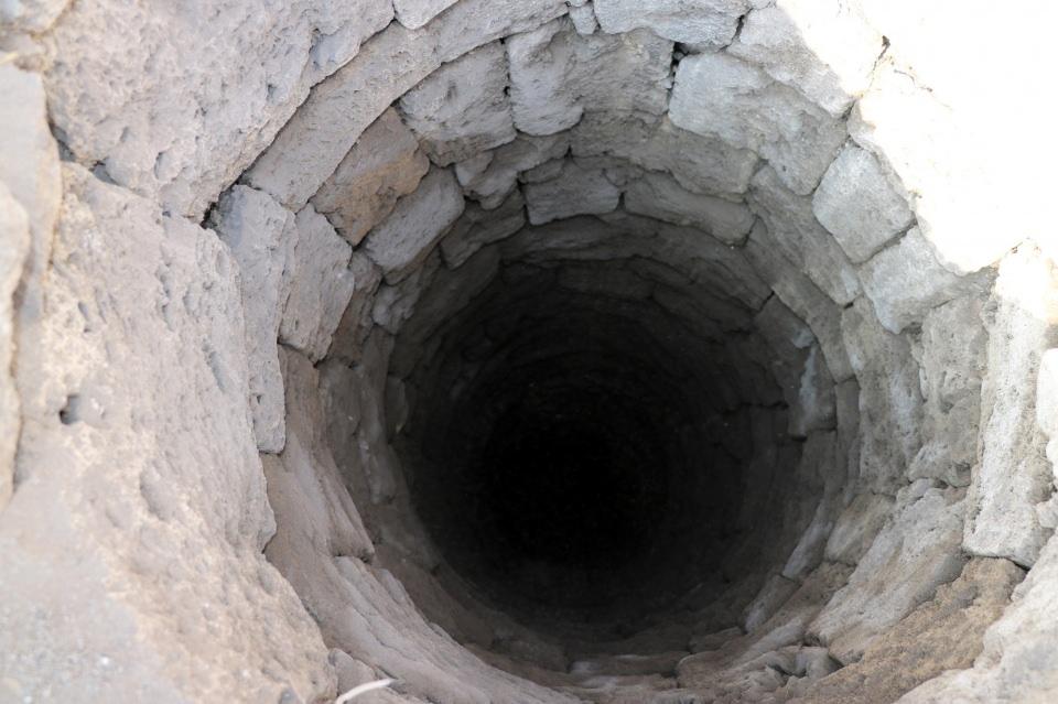 <p>Sivas kent merkezinde heyecanlandıran bir olay yaşandı. Sivas Belediyesi Fen İşleri Müdürlüğü ekipleri Yahyabey Mahallesinde çevre düzenlemesi yaptığı sırada tarihi olduğu düşünülen bir su kuyusu buldu. </p>

<p> </p>
