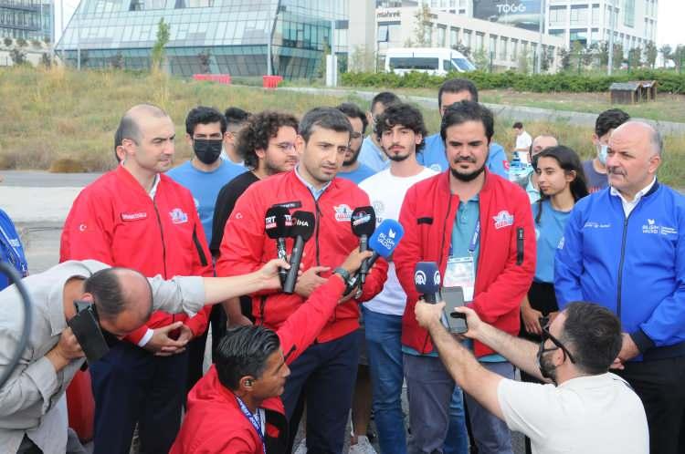 <p>TEKNOFEST Yönetim Kurulu Başkanı Selçuk Bayraktar, Kocaeli'nin Gebze ilçesinde düzenlenen 'Robotaksi Binek Otonom Araç Yarışması'na katılarak, takımları ziyaret etti. </p>
