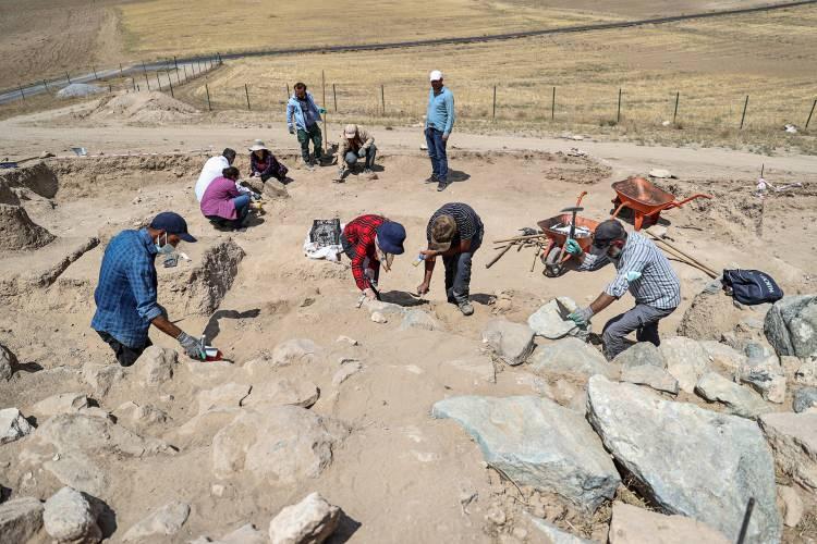 <p><em><strong>Yeni bir mezar geleneğiyle karşılaştıklarını dile getiren Çavuşoğu, şöyle devam etti:</strong></em></p>
<p>"Bulduğumuz yeni mezarlar sur duvarına benzer, üç sıra taş ile çevirili bir alanın eteğinde, belirli bir eksende ilerliyor. </p>
