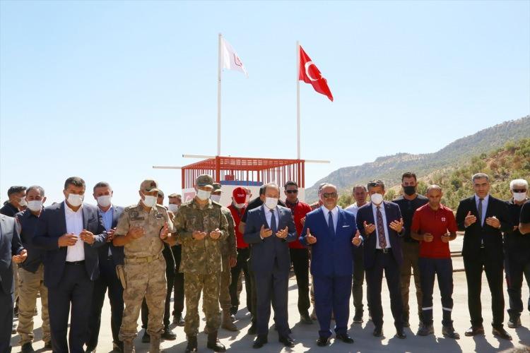 <p><strong>Pehlivan, şunları kaydetti:</strong></p>

<p>"Bölgemizde, ülkemizde yeni yataklar keşfedilmek suretiyle diğer birçok konuda olduğu gibi bu alanda da ülkemizin yıldızı parlayacaktır. İnşallah devamı gelecektir. Sayelerinde bugün bu faaliyetleri güvenle yapabildiğimiz bütün şehitlerimizi minnet ve rahmetle yad ediyorum. Yapılan keşfin, açılan petrol kuyusunun hayırlı olmasını, artarak devam etmesini temenni ediyorum. </p>
