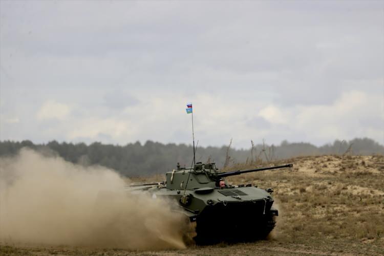 <p>Belarus’taki Brest bölgesinde devam eden Rusya ve Belarus ortak askeri tatbikatı Zapad-2021’de havadan destek ve müdahale eğitimi gerçekleşti. IL 76MD uçaklarından bırakılan 30 kadar askeri zırhlı araç ve askerler bölgede mevzilerde ilerleme gerçekleştirdi.</p>
<p> </p>