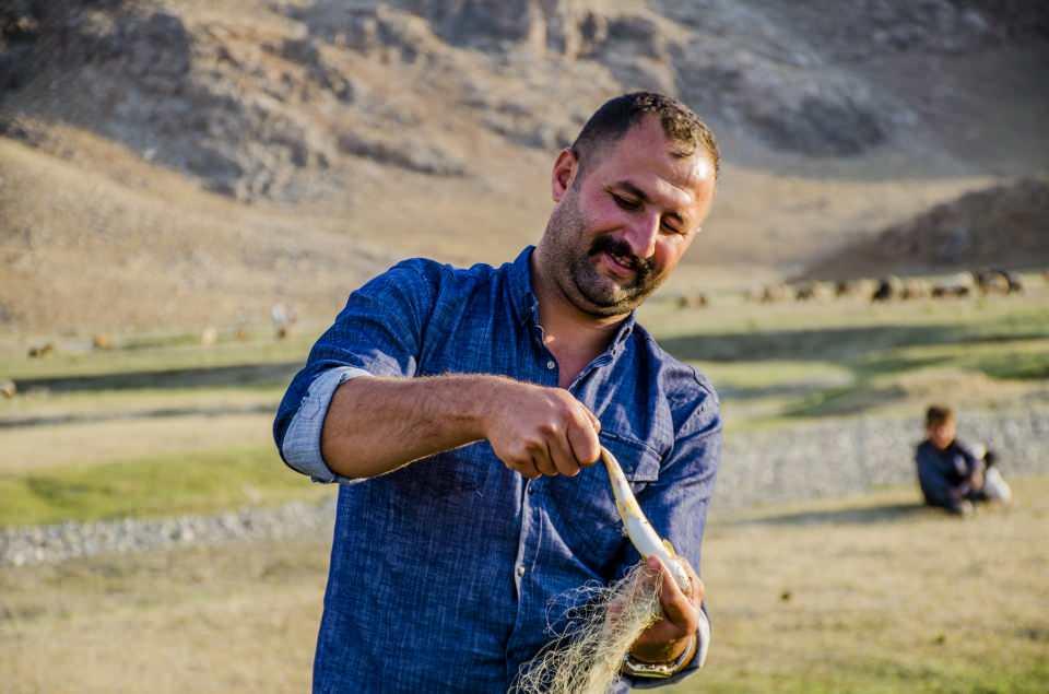 <p><strong>"Bölgemizde huzur hakim oldu." diyen Aslan, sağlanan huzur ile yaylaya besicilik yapan göçerlerin ilgisinin de arttığını belirtti.</strong></p>
<p>Aslan, yayladaki huzur ile bölgede hayvancılığın da geliştiğini dile getirerek, "Yayla sahipleri buraya akın etti, herkes hayvan sahibi olup, yeni evler inşa ettiler. Çünkü artık burada huzur var." dedi.</p>
<p>Bölgede son dönemde trekking ve rafting gibi doğa sporlarına ilişkin faaliyetlerin de arttığına işaret eden Aslan, bundan mutluluk duyduklarını belirtti.</p>
<p> </p>
