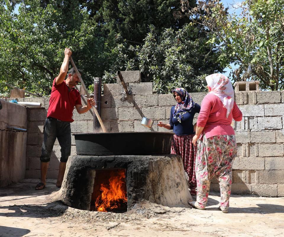 <p>Üzümlerimizi önce bağlarımızdan keseriz sonra üzümlerimizi eve getirip onları temizlemek için yıkarız ardından üzümlerimizi torbalara koyuyoruz ve ezerek suyunu çıkarıyoruz. Ezilen üzümlerin suları, içine beyaz toprak koyduğumuz kazanlarda kaynatılıyor. </p>
