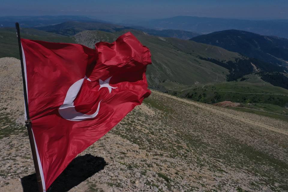 <p>Kastamonu'da Ilgaz Dağı'nın zirvesine 21 yıl önce diktiği Türk bayrağını aralıklarla yenileyen 59 yaşındaki Mehmet Sarıcıoğlu, bu yıl 24 metrekare büyüklüğünde bayrak astı.<br />
 </p>
