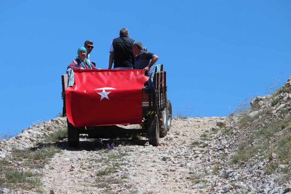 <p>Traktörle tepeye yakın bir noktaya ulaşıp kalan mesafeyi yürüyerek zirveye çıkan Sarıcıoğlu, 4 metrekarelik bayrak yerine metal direğe taktığı 24 metrekare büyüklüğündeki Türk bayrağını Ilgaz Dağı'nın zirvesinde dalgalandırdı.<br />
</p>