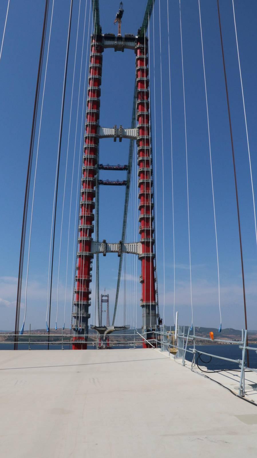 <p>Ulaştırma ve Altyapı Bakanı Adil Karaismailoğlu, çalışmaları incelemek üzere yaptığı son ziyarette, köprünün hizmete açılmasıyla Çanakkale Boğazı'nın 6 dakika gibi kısa sürede geçilebileceğini söylemişti.</p>

<p> </p>
