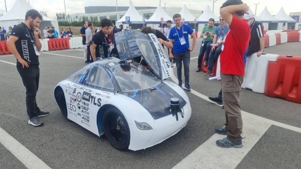 <p>SAİTEM ekibince otonom hale getirilen Evrim, TEKNOFEST 2020 Otonom Araç Yarışması'nda da sadece park etme görevinde başarısız olarak birinci oldu. SAİTEM ekibi üzerinde değişiklikler yaptıkları araçla bu yıl yeniden yarışa katıldı.</p>
<p> </p>