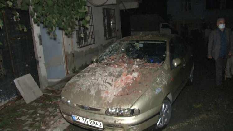 <p>Avrupa Yakası'nda sağanak Mecidiyeköy ve civarında etkili oldu. Sarıyer Poligon Mahallesi Aydınlar Caddesi'nde kuvvetli yağış ve dolu nedeniyle 3 katlı apartmanın çatısı uçarak, otomobilin üstüne düştü. Olay yerine polis, itfaiye ekipleri ve ambulans sevk edildi.</p>